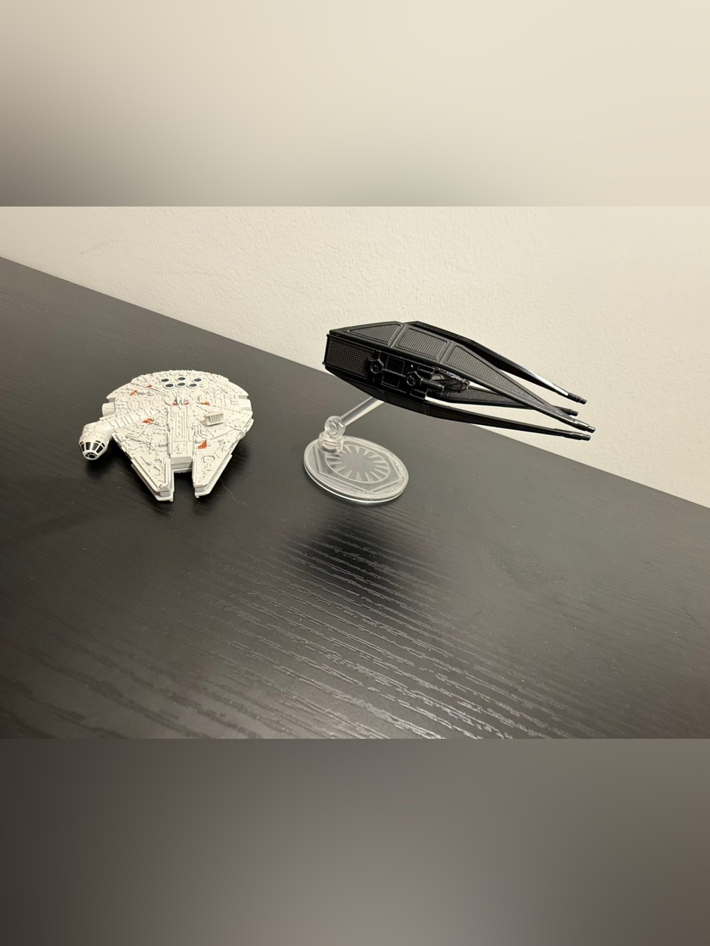 Mattel Hot Wheels Tie Silencer Millennium Falcon minis